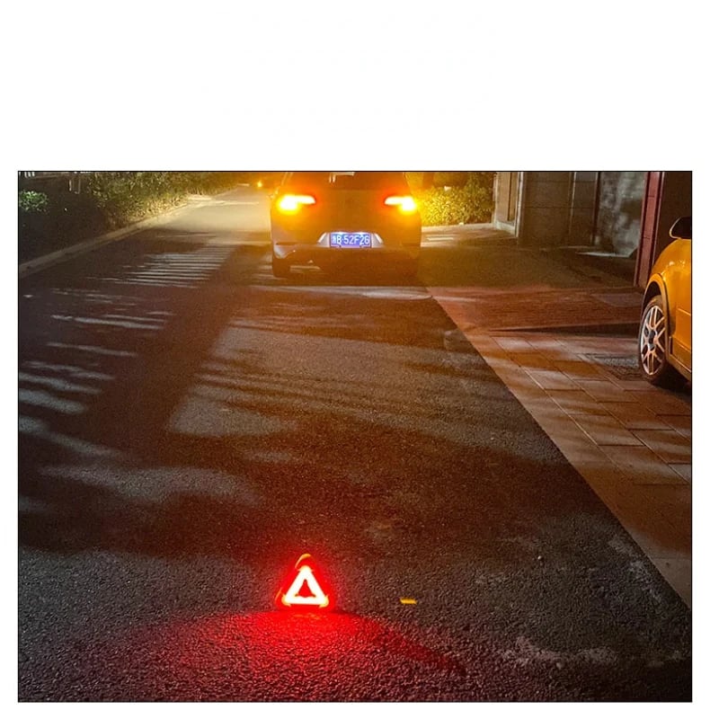 🔥2025 New Arrival🔥3-IN-1 Solar Emergency Triangle Warning Light at the Roadside.